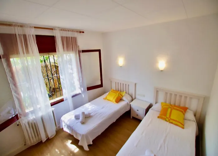 V&v Lloret: Garden With Pool, 150m From Canyelles *